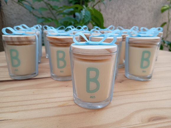 Lembrança Bebê Vela Aromática 60g com Tampa de Madeira