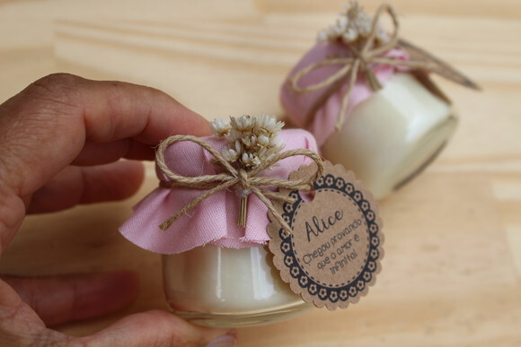 Lembrancinha Mini Vela Aromática 40g com Mini Buque de Flor