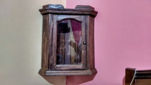 Oratório porta com vidro.