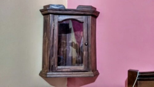 Oratório porta com vidro.