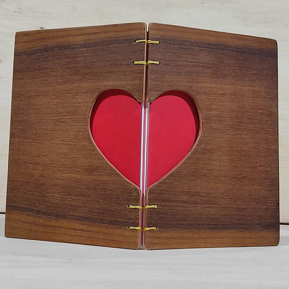 caderno com capa em madeira