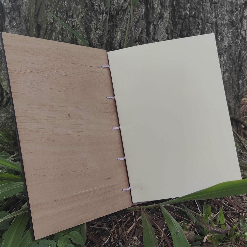 caderno com capa em madeira