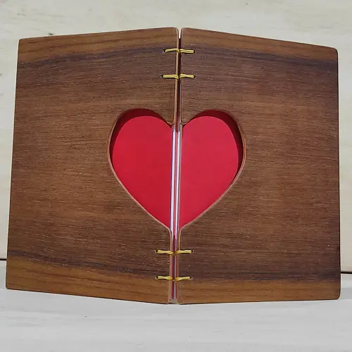 caderno com capa em madeira