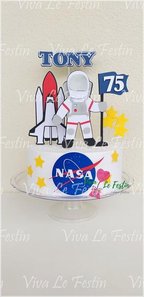 Topo de Bolo Astronauta em Camada de Papel Personalizado com Nome