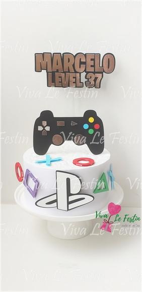 Topo de bolo no tema gamer, video game, jogador com nome e idade