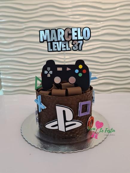 Topo de bolo no tema gamer, video game, jogador com nome e idade