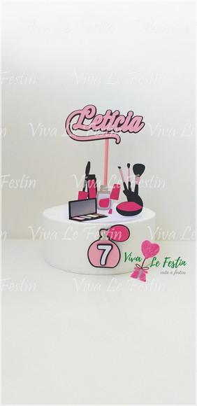 Topo de bolo em camada no tema maquiagem spa com nome e idade