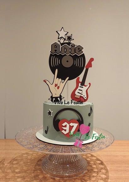 Topo de bolo em camada no tema Rock and Roll com nome e idade