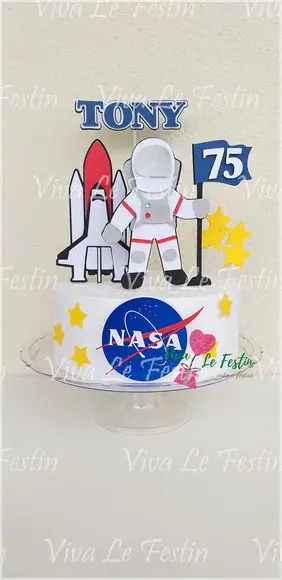 Topo de Bolo Astronauta em Camada de Papel Personalizado com Nome e Idade
