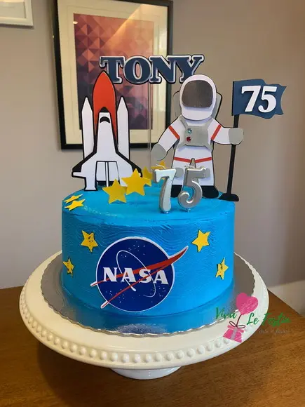 Topo de Bolo Astronauta em Camada de Papel Personalizado com Nome