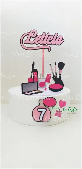 Topo de bolo em camada no tema maquiagem spa com nome e idade