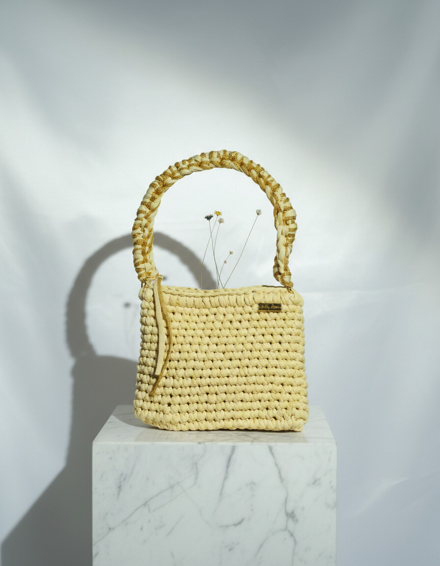 Bolsa de Crochê Feita Artesanalmente com Fio de Malha Amarelo