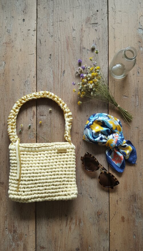 Bolsa de Crochê Feita Artesanalmente com Fio de Malha Amarelo
