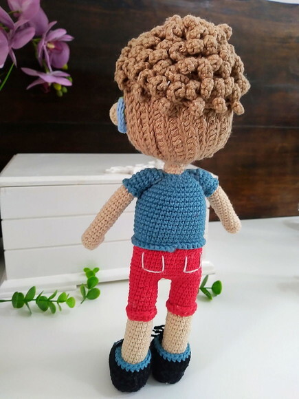Boneco Personalizado Com Aparelho Auditivo E Cachorrinho