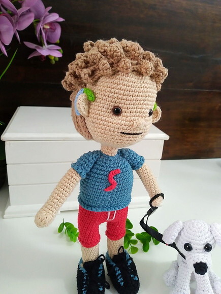 Boneco Personalizado Com Aparelho Auditivo E Cachorrinho