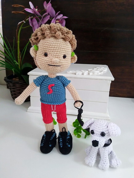 Boneco Personalizado Com Aparelho Auditivo E Cachorrinho