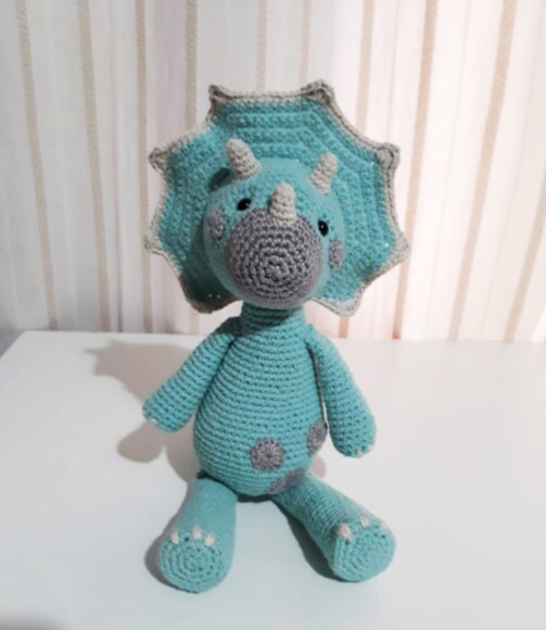 Dinossauro amigurumi verde