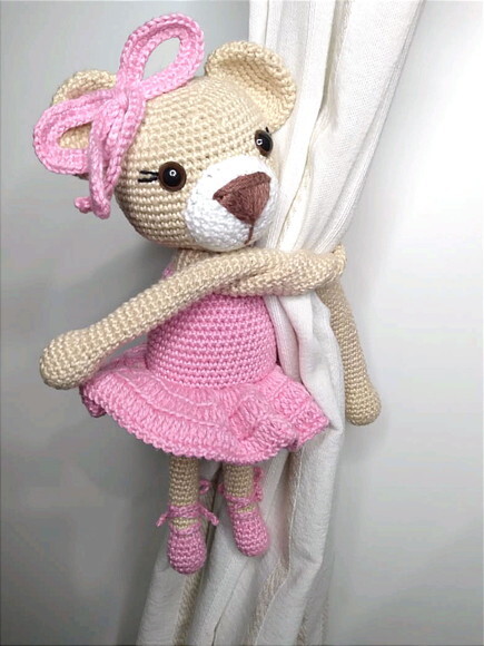 Prendedor de cortina ursinha amigurumi