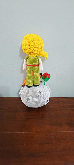Boneco Pequeno no Príncipe no Planeta