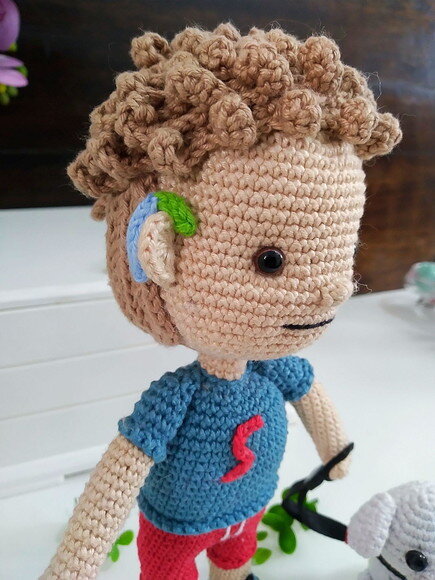 Boneco Personalizado Com Aparelho Auditivo E Cachorrinho