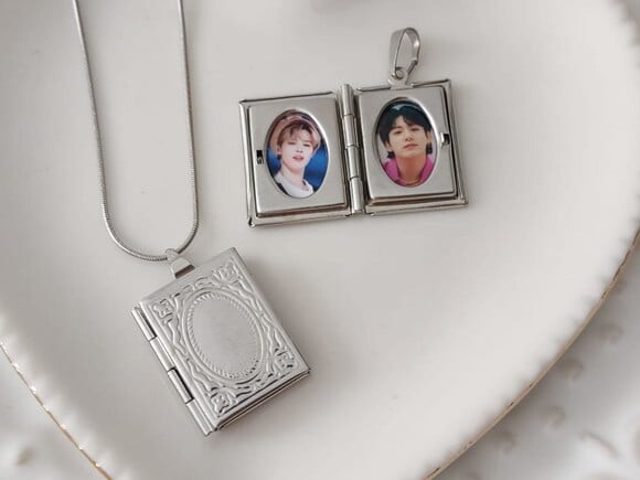 Colar Bts Relicario Jinkook