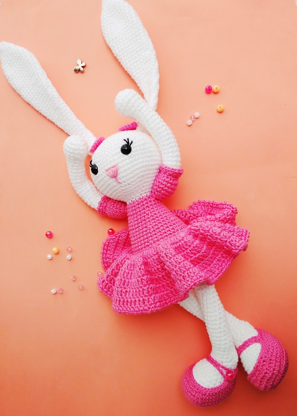 Coelha de amigurumi orelhuda