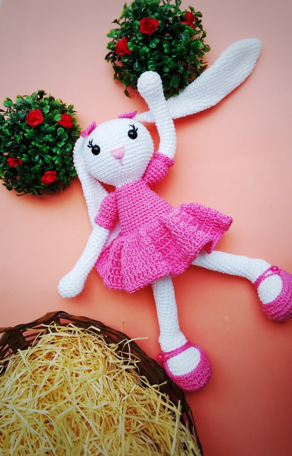 Coelha de amigurumi orelhuda