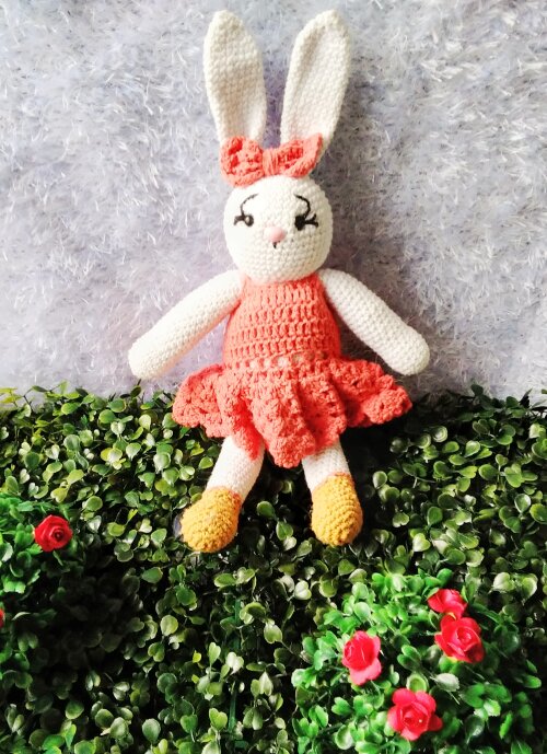Coelhinha de amigurumi
