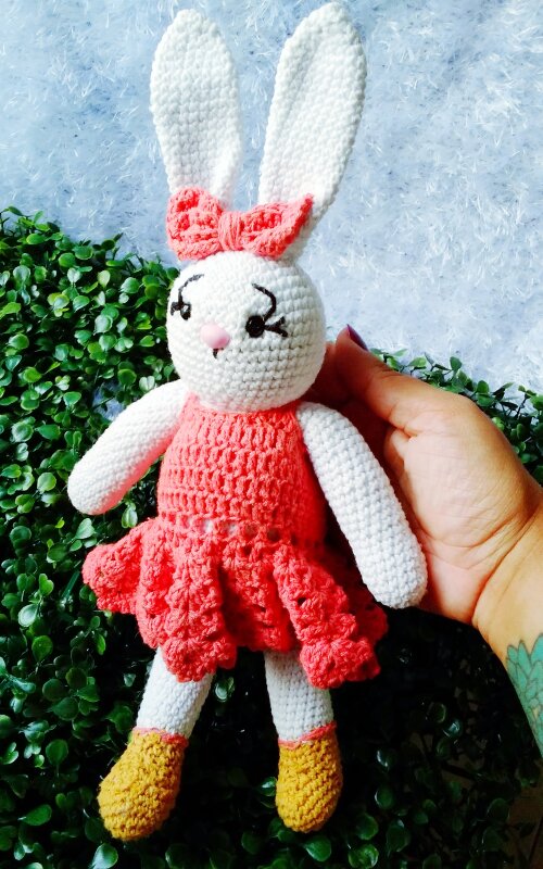 Coelhinha de amigurumi