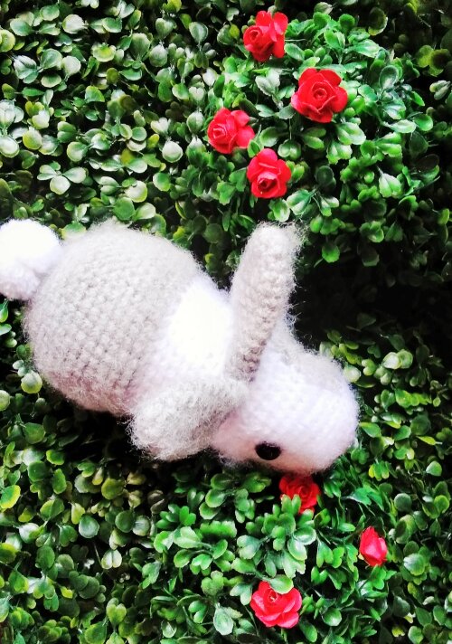 Coelho realista de amigurumi