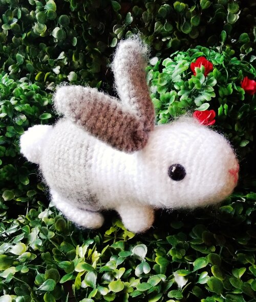 Coelho realista de amigurumi
