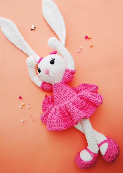 Coelha de amigurumi orelhuda