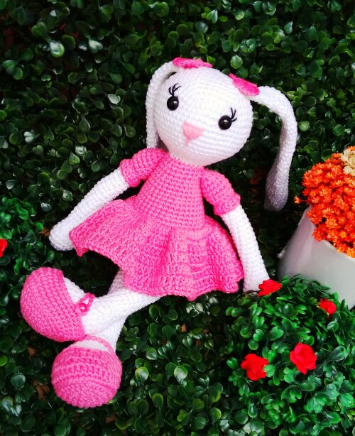 Coelha de amigurumi orelhuda