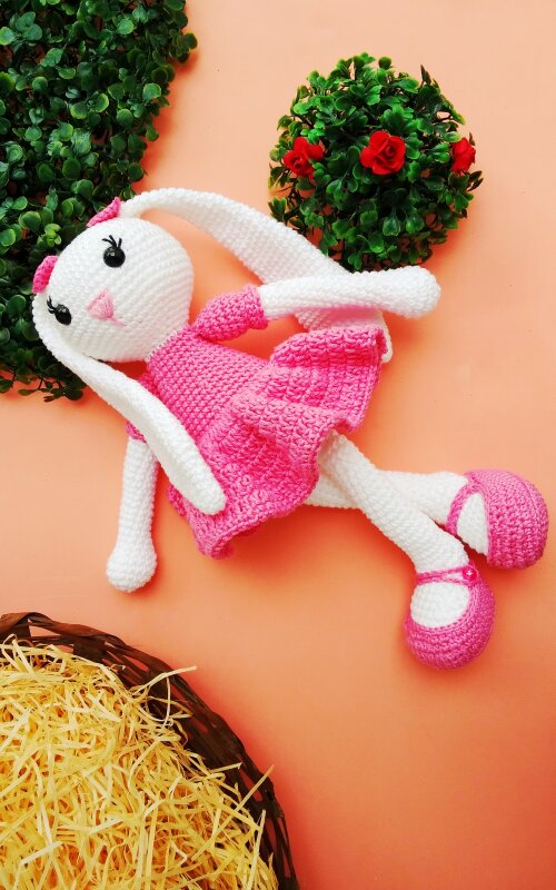 Coelha de amigurumi orelhuda