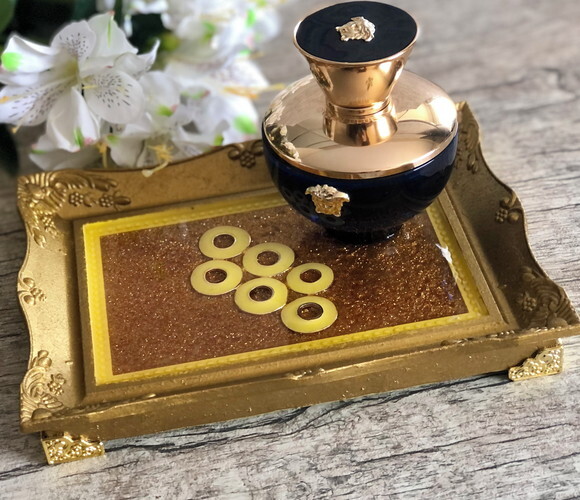 Bandeja de Resina Epóxi Dourada com Pés