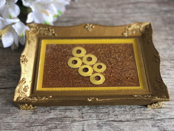 Bandeja de Resina Epóxi Dourada com Pés