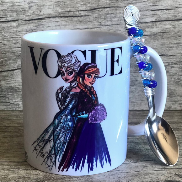 Caneca Vogue Elza & Anne Frozen & Colher Bordada