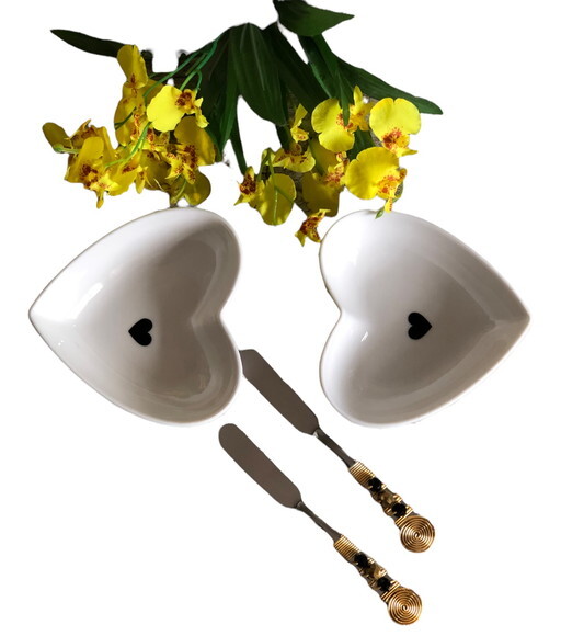 Petisqueira Coração Porcelana com Espátula Bordada