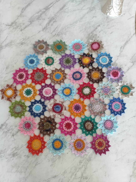 Toalha - Centro de Mesa Croche Flores Japonesas 78x68 cm