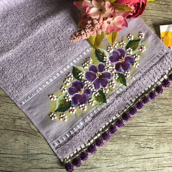 Toalha Lavabo Pintura a Mão com Crochê - Lavanda