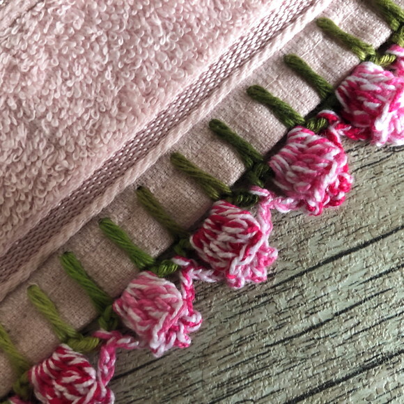 Toalha Lavabo Pintura a Mão com Crochê - Rosa