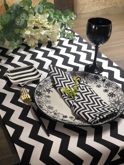 Trilho Mesa Gorgurinho Chevron Preto e Branco