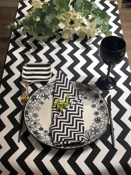 Trilho Mesa Gorgurinho Chevron Preto e Branco