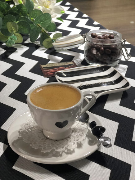 Trilho Mesa Gorgurinho Chevron Preto e Branco