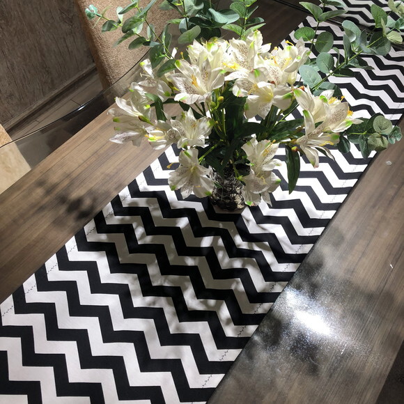 Trilho Mesa Gorgurinho Chevron Preto e Branco