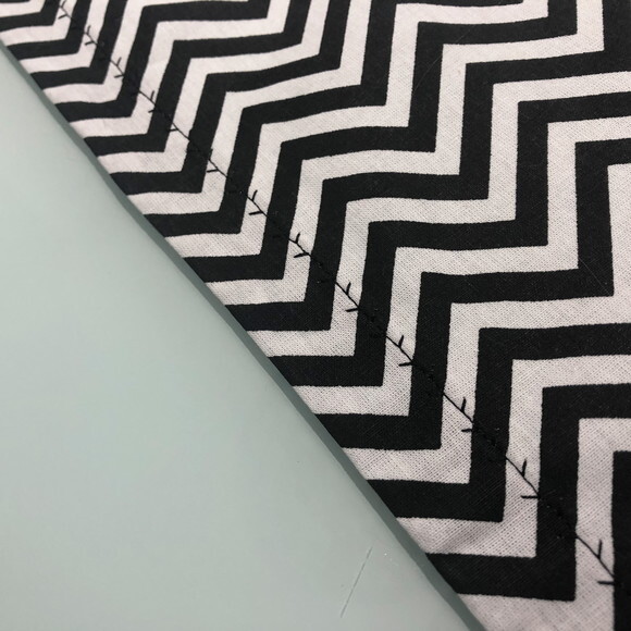 Trilho Mesa Tricoline Chevron Preto e Branco - Caminho Mesa