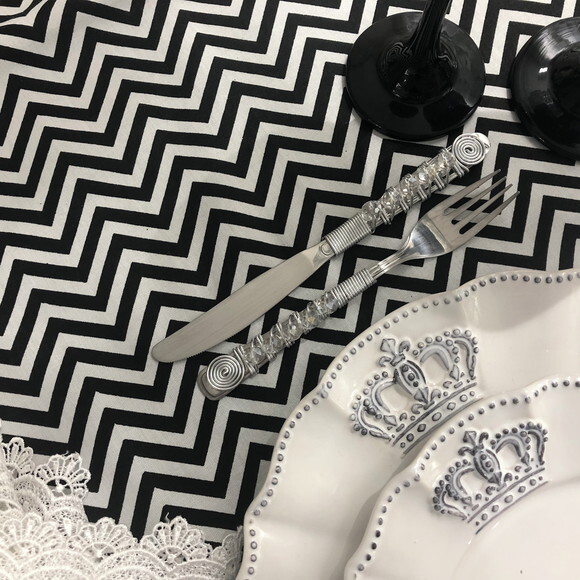 Trilho Mesa Tricoline Chevron Preto e Branco - Caminho Mesa