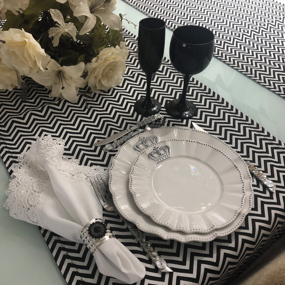 Trilho Mesa Tricoline Chevron Preto e Branco - Caminho Mesa