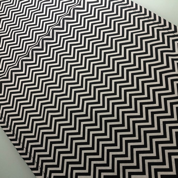 Trilho Mesa Tricoline Chevron Preto e Branco - Caminho Mesa