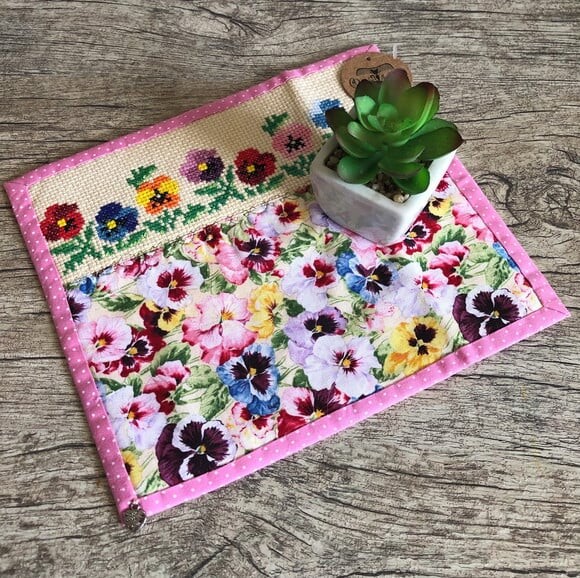 Mug Rug - Amor Perfeito em Ponto Cruz